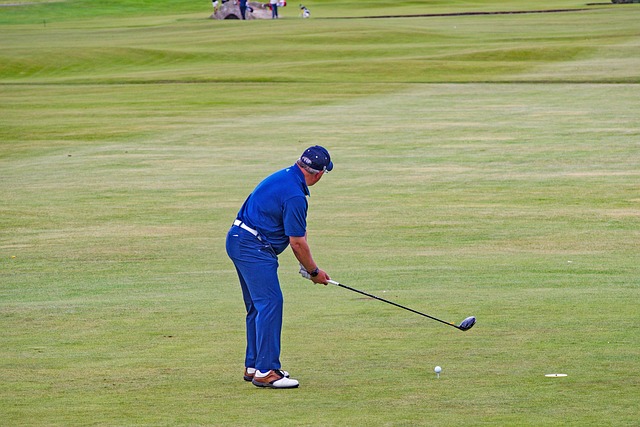 利物浦欲出售左后卫齐米卡斯，因其不愿离开安菲尔德，而其他球员面临竞争。